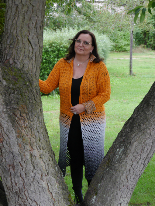 Gehäkelter Mantel „Autumn Love“ in Bewegung – locker fallend, ideal für Übergangszeit